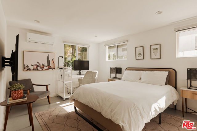 6448 Peach Avenue, Van Nuys (los Angeles), CA 91406