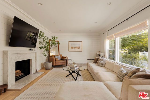 6448 Peach Avenue, Van Nuys (los Angeles), CA 91406