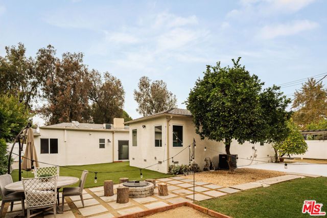 6448 Peach Avenue, Van Nuys (los Angeles), CA 91406