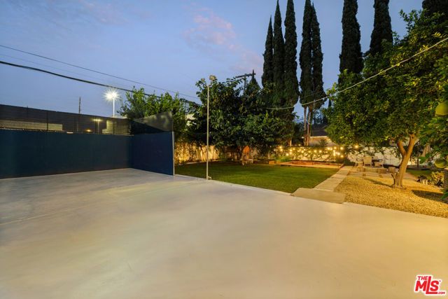 6448 Peach Avenue, Van Nuys (los Angeles), CA 91406