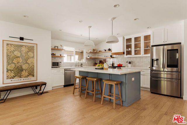 6448 Peach Avenue, Van Nuys (los Angeles), CA 91406