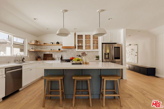 6448 Peach Avenue, Van Nuys (los Angeles), CA 91406