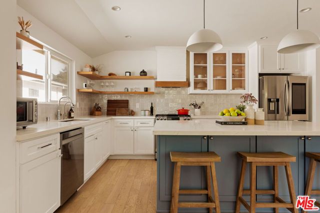 6448 Peach Avenue, Van Nuys (los Angeles), CA 91406