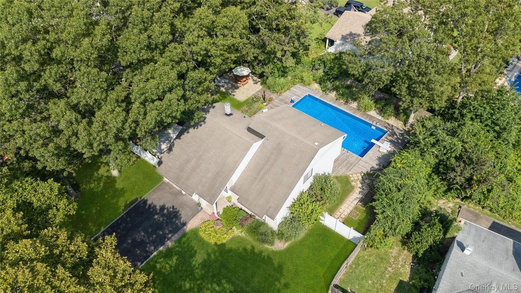 27 Sugarbush Lane, Coram, NY 11727 — exterior