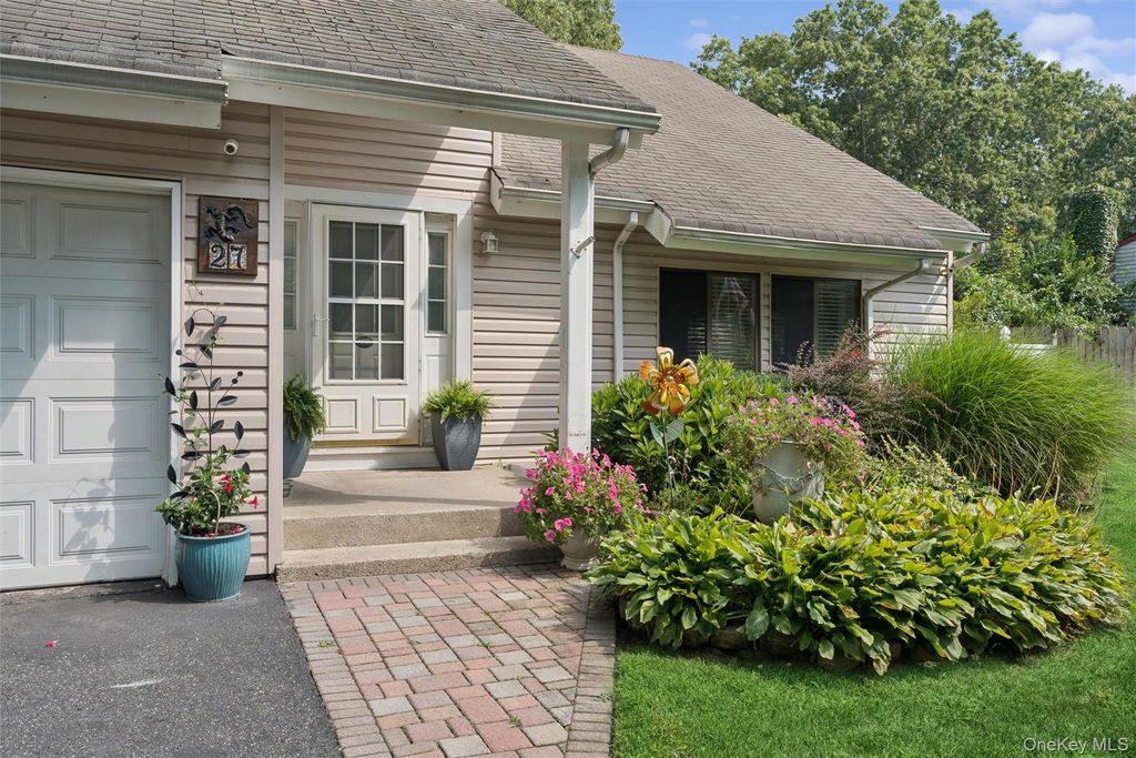 27 Sugarbush Lane, Coram, NY 11727 — photo 3
