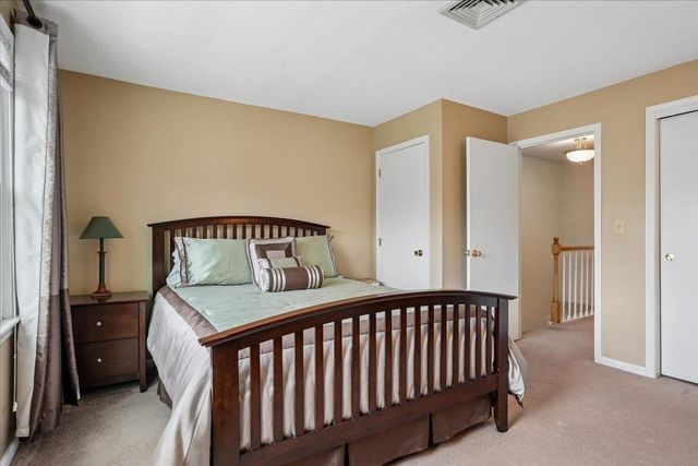 417 Fox Hollow Way, Manchester, NH 03104