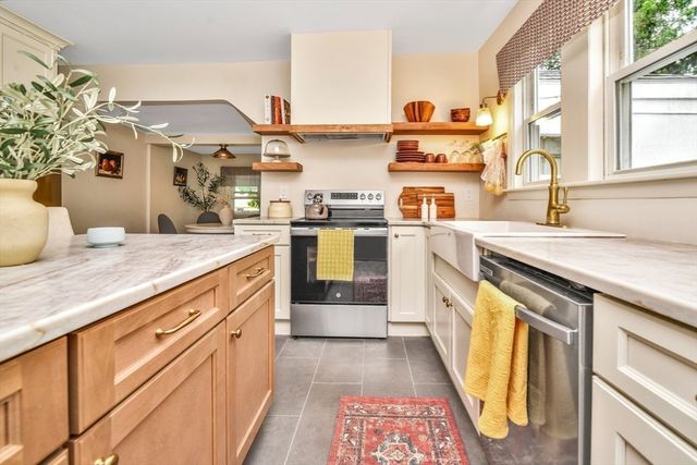 619 N Main St, Mansfield, MA 02048