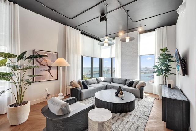 121 NE 5th ST 2101, Miami, FL 33132