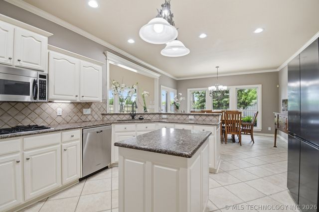3828 S Sequoia Avenue, Broken Arrow, OK 74011