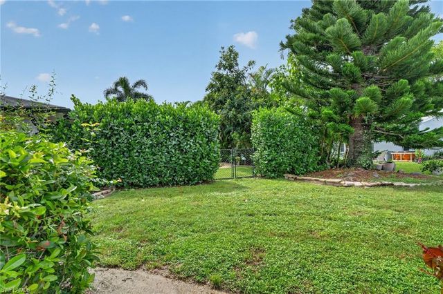 450 Huntington DR, Naples, FL 34109