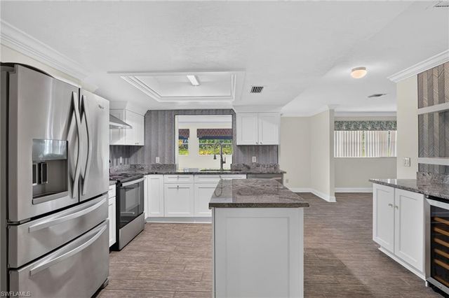 450 Huntington DR, Naples, FL 34109