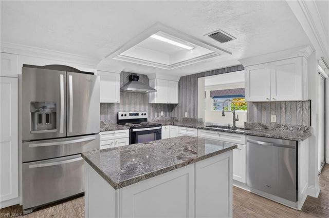 450 Huntington DR, Naples, FL 34109