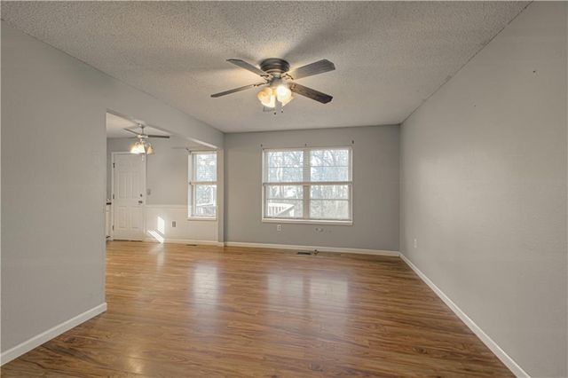 502 SE 21st Street, Oak Grove, MO 64075