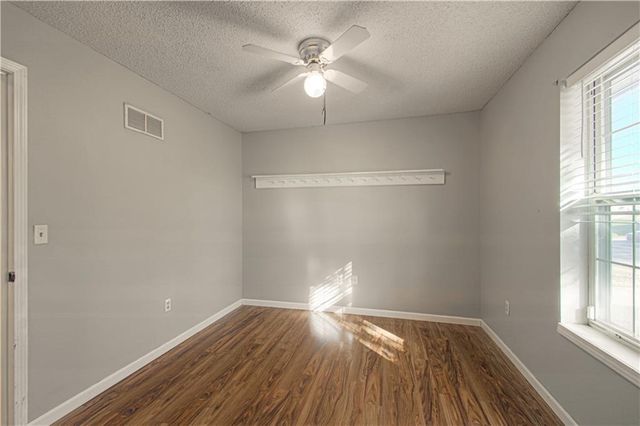 502 SE 21st Street, Oak Grove, MO 64075