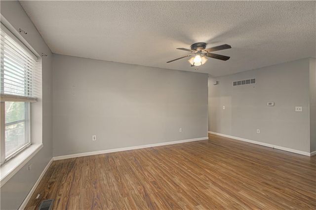 502 SE 21st Street, Oak Grove, MO 64075