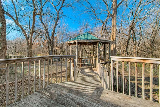 502 SE 21st Street, Oak Grove, MO 64075