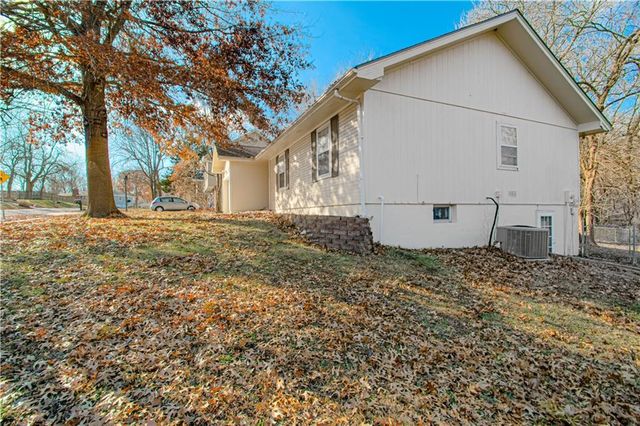 502 SE 21st Street, Oak Grove, MO 64075