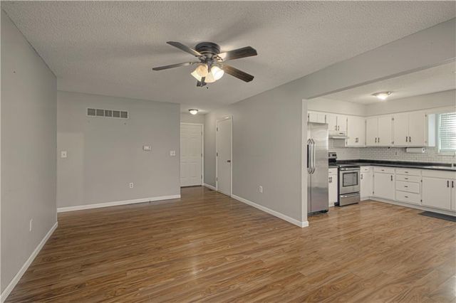 502 SE 21st Street, Oak Grove, MO 64075