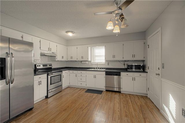 502 SE 21st Street, Oak Grove, MO 64075