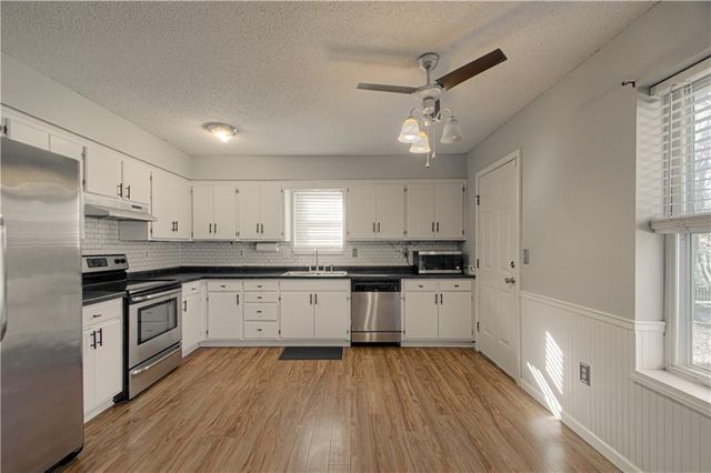 502 SE 21st Street, Oak Grove, MO 64075