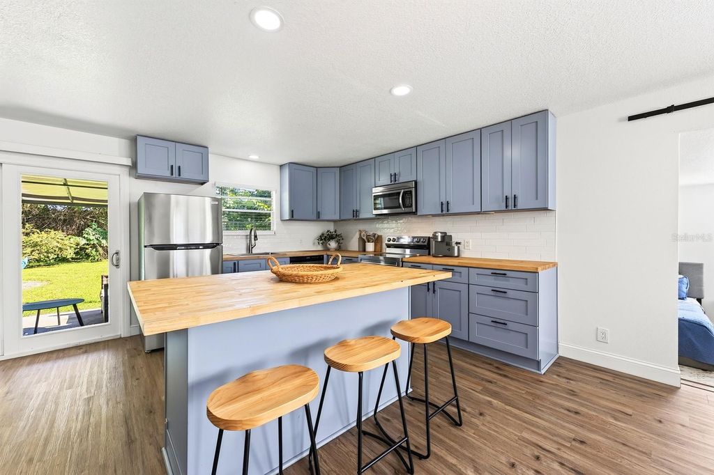 Image 5 of property listing at 401 E JERSEY STREET, Orlando, FL 32806