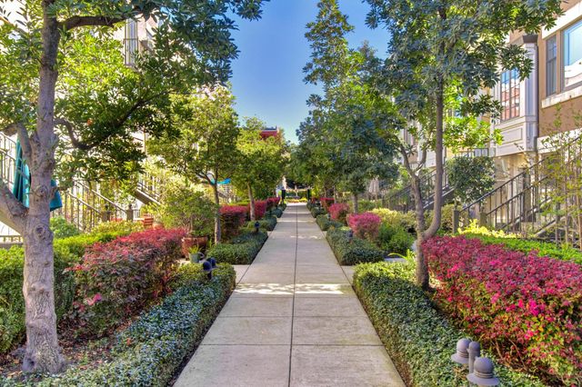 2011 Vizcaya Walk, Sacramento, CA 95818