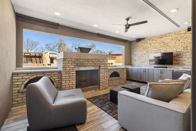 2011 Vizcaya Walk, Sacramento, CA 95818