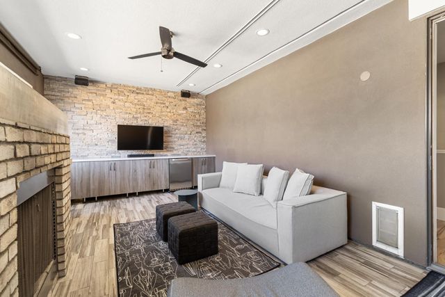 2011 Vizcaya Walk, Sacramento, CA 95818