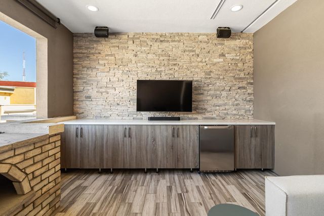 2011 Vizcaya Walk, Sacramento, CA 95818