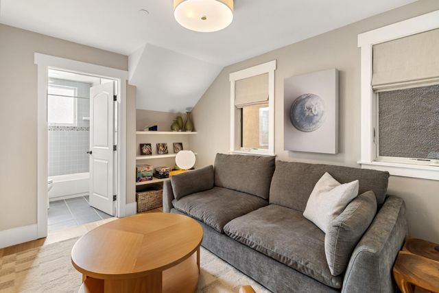 2011 Vizcaya Walk, Sacramento, CA 95818