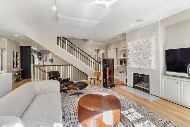 2011 Vizcaya Walk, Sacramento, CA 95818