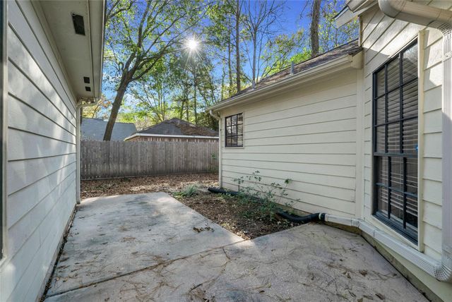 2 Village Knoll Place, The Woodlands, TX 77381