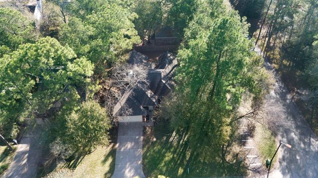 2 Village Knoll Place, The Woodlands, TX 77381