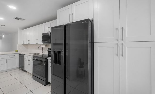 2830 SW 13th Street 101, Delray Beach, FL 33445
