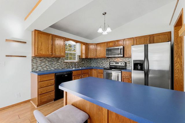 8914 W Meadow Knoll Ct, Wichita, KS 67205