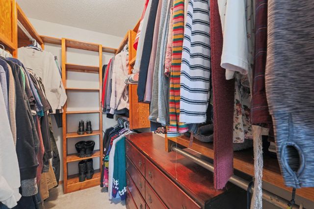 8914 W Meadow Knoll Ct, Wichita, KS 67205