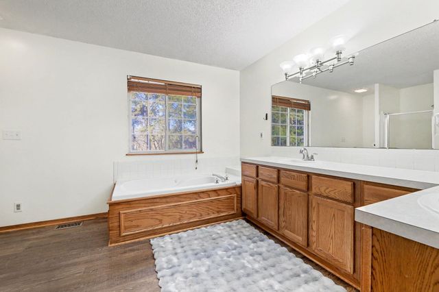 8914 W Meadow Knoll Ct, Wichita, KS 67205