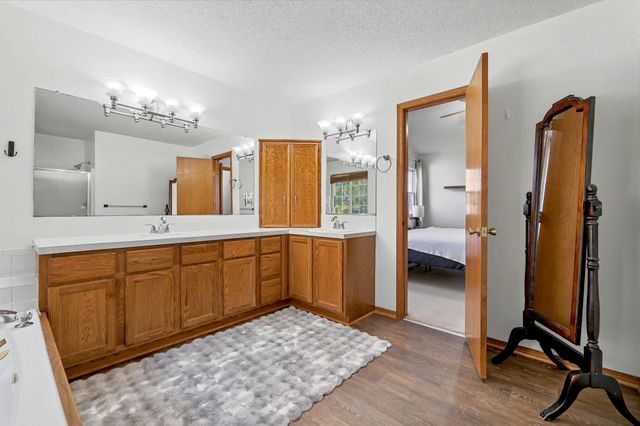 8914 W Meadow Knoll Ct, Wichita, KS 67205