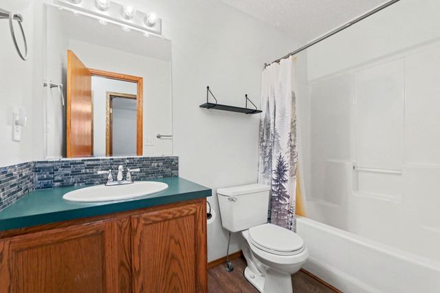 8914 W Meadow Knoll Ct, Wichita, KS 67205