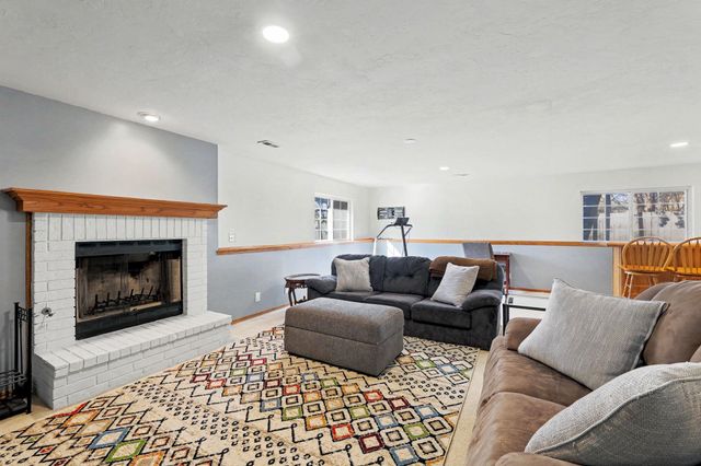 8914 W Meadow Knoll Ct, Wichita, KS 67205