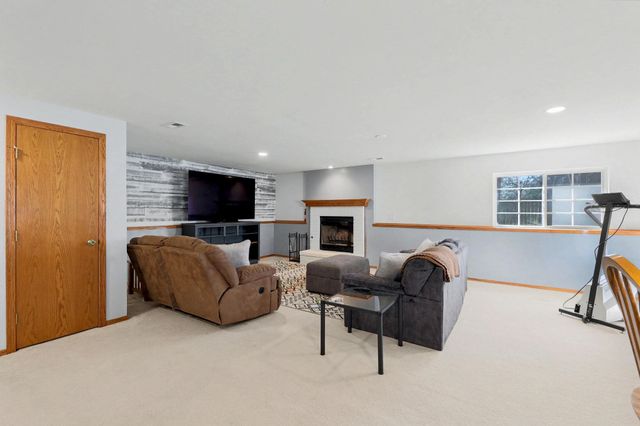 8914 W Meadow Knoll Ct, Wichita, KS 67205