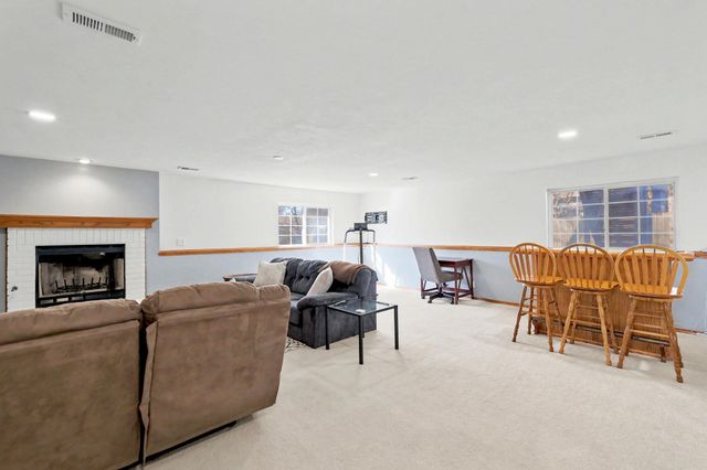 8914 W Meadow Knoll Ct, Wichita, KS 67205