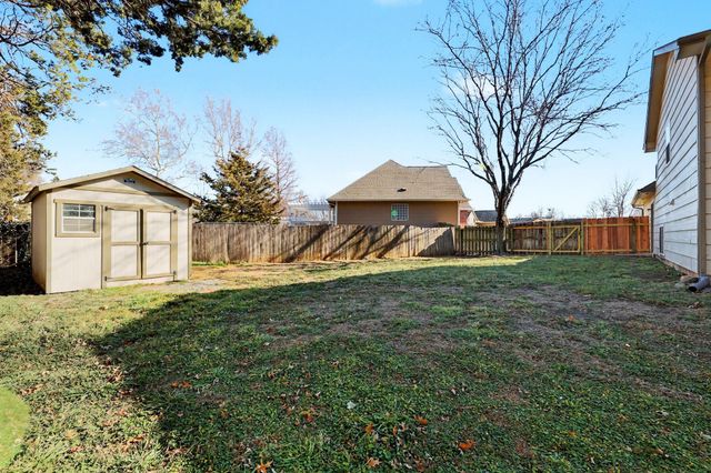 8914 W Meadow Knoll Ct, Wichita, KS 67205