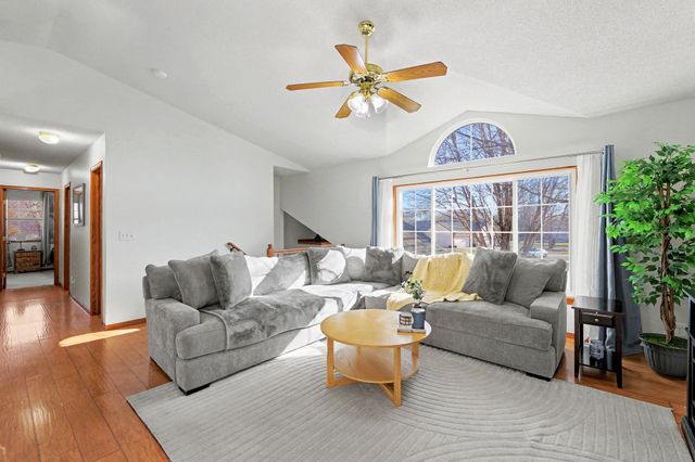 8914 W Meadow Knoll Ct, Wichita, KS 67205