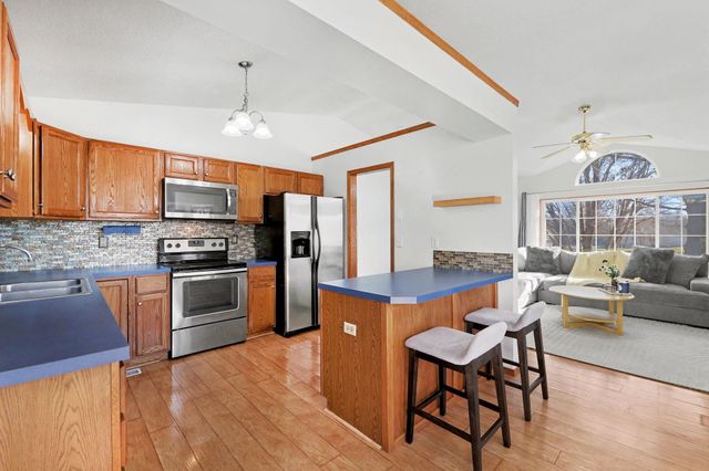 8914 W Meadow Knoll Ct, Wichita, KS 67205