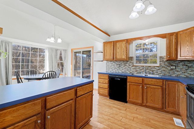 8914 W Meadow Knoll Ct, Wichita, KS 67205