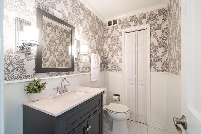 7219 N Santa Monica BOULEVARD, Fox Point, WI 53217