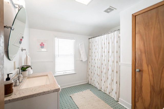 7219 N Santa Monica BOULEVARD, Fox Point, WI 53217