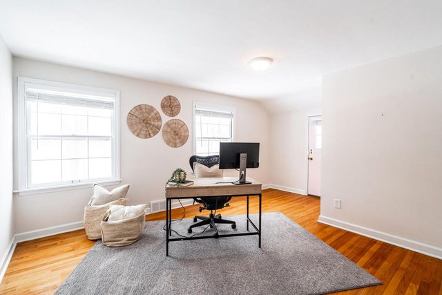 7219 N Santa Monica BOULEVARD, Fox Point, WI 53217