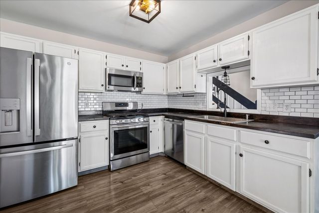 304 S Cross Trail, Mchenry, IL 60050